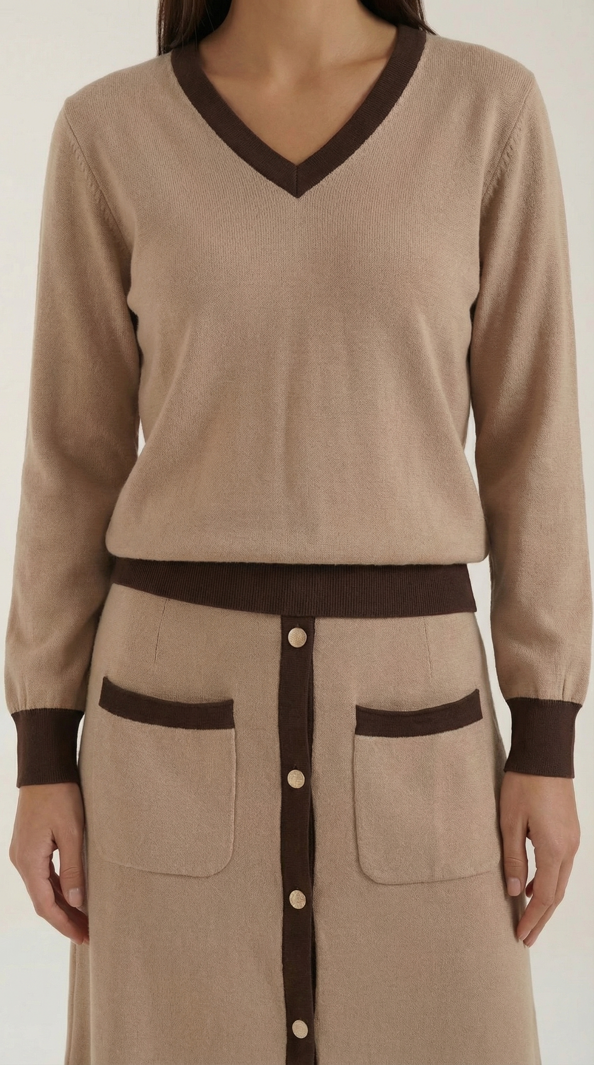 Conjunto de jersey de cuello en V y falda midi Cheryl