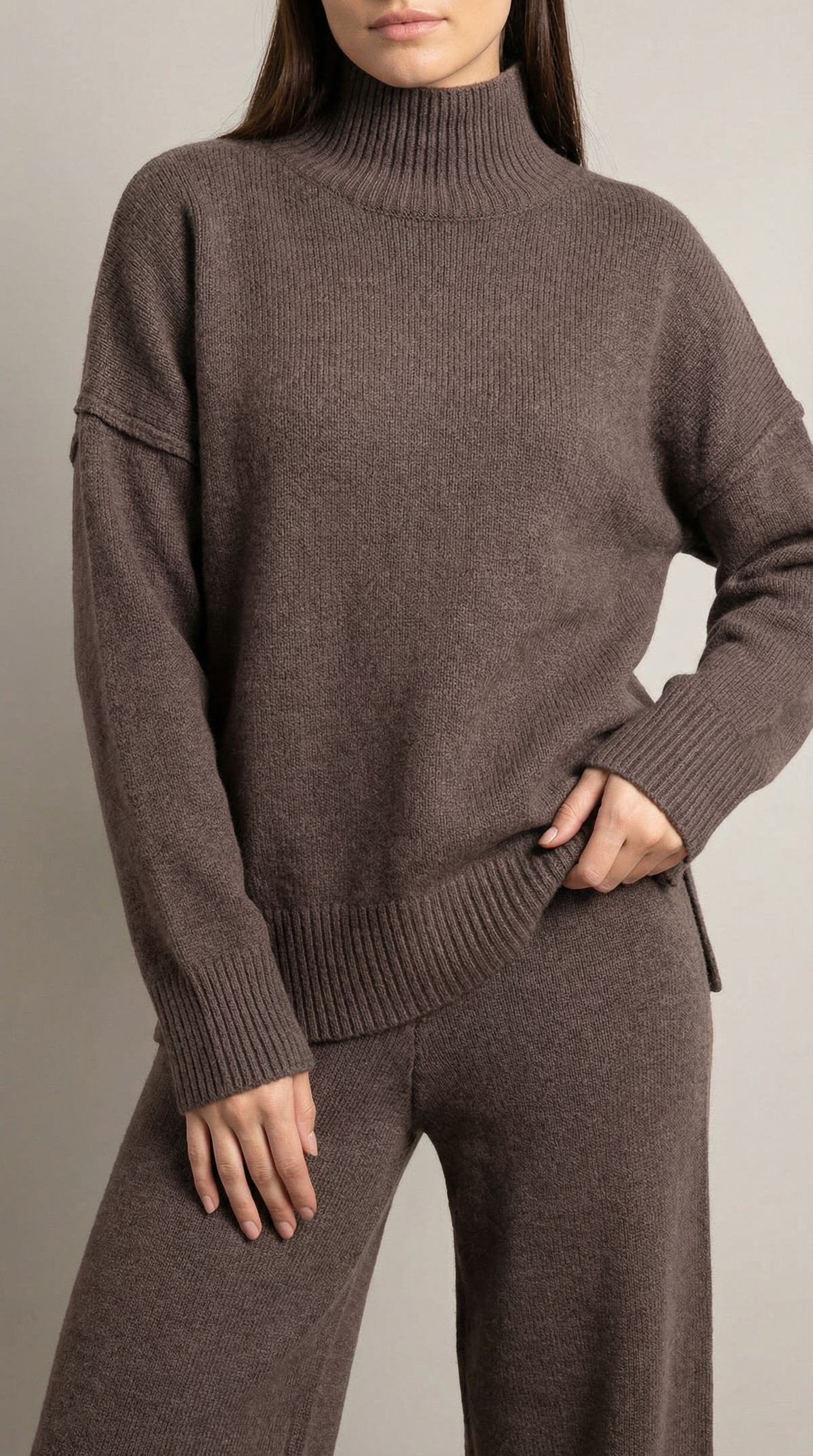Conjunto de jersey de punto de cuello alto y pantalones vaqueros