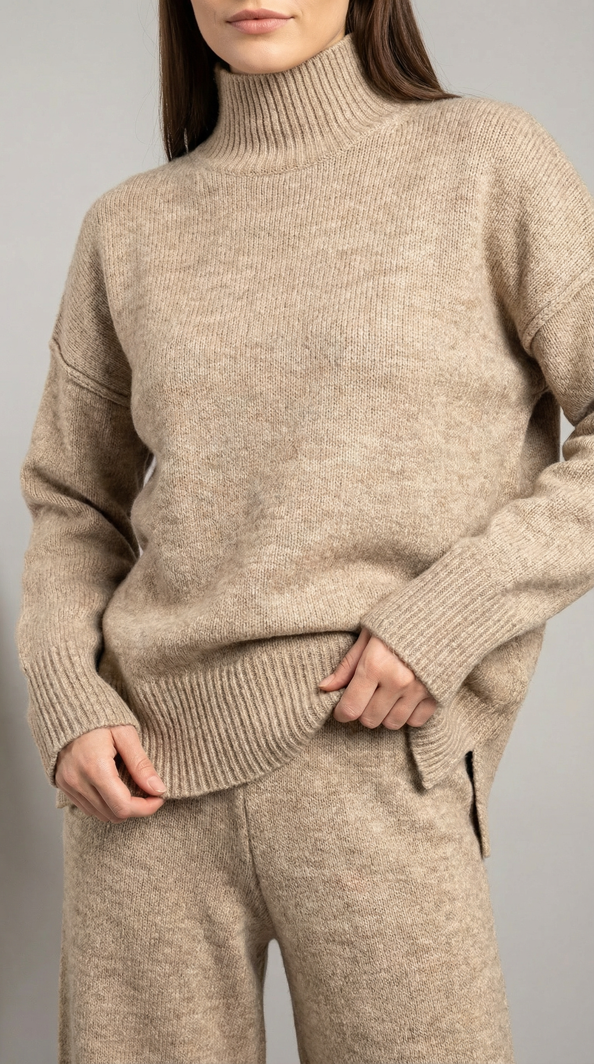 Conjunto de jersey de punto de cuello alto y pantalones vaqueros